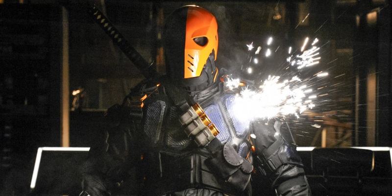 Stephen Amell seems to be teasing the arrival of Deathstroke in Arrow episode 100!