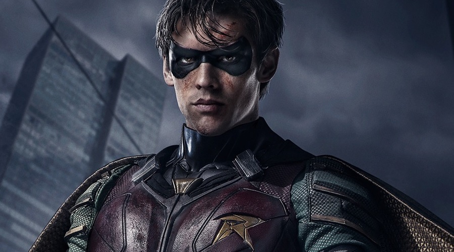 Three new shots of Brenton Thwaites' Robin and an official synopsis for Titans have arrived!